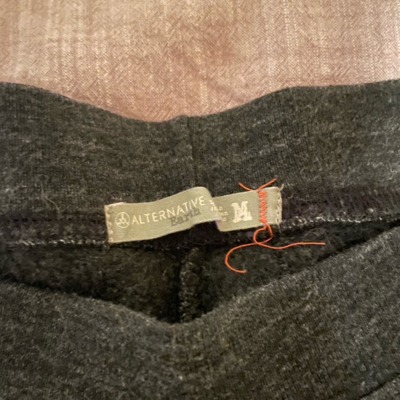 Sustainable cotton men’s tapered bottom sweatpants. - Picture 2 of 3